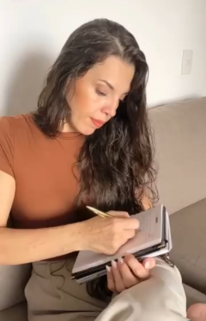 Viviana Piedrahita, fundadora de Vivi con Amor y Arte, escribiendo en su taller